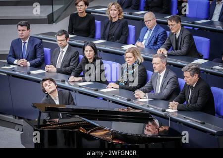 Berlin, Allemagne. 31 janvier 2024. Les ministres fédéraux participent à la commémoration par le Bundestag de la Journée du souvenir des victimes du national-socialisme. Le 27 janvier 1945, les troupes soviétiques libèrent les survivants du camp d'extermination allemand d'Auschwitz en Pologne occupée. Les nazis y avaient assassiné plus d'un million de personnes, la plupart juives. La date est commémorée en tant que Journée commémorative de l'Holocauste en Allemagne depuis 1996. Le Bundestag dédie ce mercredi à la commémoration. Crédit : Kay Nietfeld/dpa/Alamy Live News Banque D'Images