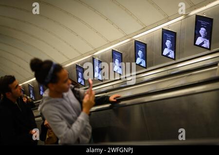 9 septembre 2022 : au lendemain de l'annonce officielle du décès de sa Majesté la Reine Elizabeth II, les escalators du métro londonien portent une photographie commémorative de son altesse royale. La reine mourut au château de Balmoral en Écosse à l'âge de quatre-vingt-seize ans. Son règne est le plus long de tous les monarques britanniques. Banque D'Images