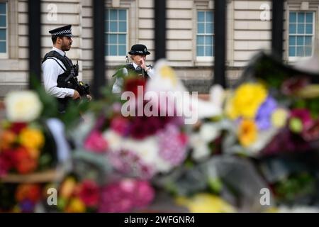 9 septembre 2022 : le lendemain de l'annonce officielle de la mort de sa Majesté la reine Elizabeth II, les personnes en deuil continuent d'arriver au palais de Buckingham pour rendre hommage et déposer des fleurs. La reine mourut au château de Balmoral en Écosse à l'âge de quatre-vingt-seize ans. Son règne est le plus long de tous les monarques britanniques. Banque D'Images