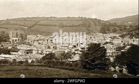 Photographiez la ville d'Ashburton. Ashburton se trouve à la limite sud-est du parc national de Dartmoor. Extrait du livre Glorious Devon. Par S.P.B. mais, publié par London Great Western Railway Company, 1928 Banque D'Images