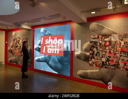 Serpentine South, Londres, Royaume-Uni. 31 janvier 2024. Barbara Kruger : en pensant à vous. Je veux dire moi. Je veux dire vous. L'exposition se déroule à Serpentine South du 1 février au 17 mars 2024 et est la première exposition institutionnelle solo de l'artiste à Londres depuis plus de vingt ans avec une sélection unique d'installations aux côtés d'œuvres d'images en mouvement et de paysages sonores multiples. Image : Je magasine donc je suis, 1987/2019. Crédit : Malcolm Park/Alamy Live News Banque D'Images