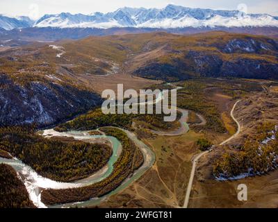 Vue aérienne à couper le souffle de la rivière Katun au milieu du paysage majestueux des montagnes de l'Altaï en automne. Banque D'Images