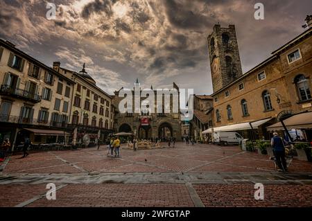 Torre Civica, Campanone, Piazza Vecchia, Bergame, Lombardie, Italie. Avril 2023 Banque D'Images
