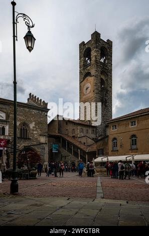 Torre Civica, Campanone, Piazza Vecchia, Bergame, Lombardie, Italie. Avril 2023 Banque D'Images