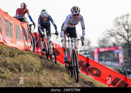 FEM van Empel a suivi de près bu Puck Pieterse et Lucinda Brand lors de la coupe du monde de cyclocross UCI - Hoogerheide Banque D'Images