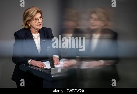 Berlin, Allemagne. 31 janvier 2024. La survivante de l'Holocauste, Eva Szepesi, prend la parole lors de la commémoration par le Bundestag de la Journée du souvenir des victimes du national-socialisme. Le 27 janvier 1945, les troupes soviétiques libèrent les survivants du camp d'extermination allemand d'Auschwitz en Pologne occupée. Les nazis y avaient assassiné plus d'un million de personnes, la plupart juives. La date est commémorée en tant que Journée commémorative de l'Holocauste en Allemagne depuis 1996. Le Bundestag dédie ce mercredi à la commémoration. Crédit : Michael Kappeler/dpa/Alamy Live News Banque D'Images