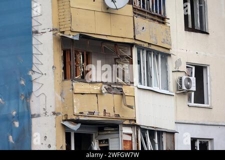 KHARKIV, UKRAINE - 31 JANVIER 2024 - Un immeuble résidentiel de grande hauteur endommagé par une attaque de drone russe, Kharkiv, au nord-est de l'Ukraine. Banque D'Images