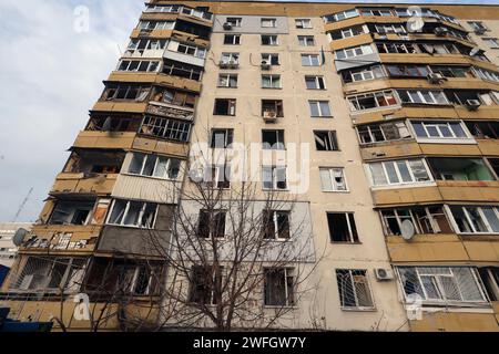 KHARKIV, UKRAINE - 31 JANVIER 2024 - Un immeuble résidentiel de grande hauteur endommagé par une attaque de drone russe, Kharkiv, au nord-est de l'Ukraine. Banque D'Images