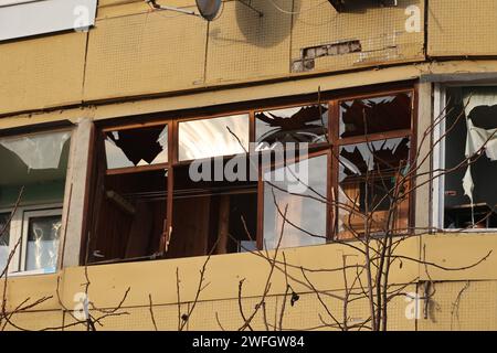 KHARKIV, UKRAINE - 31 JANVIER 2024 - Un immeuble résidentiel de grande hauteur endommagé par une attaque de drone russe, Kharkiv, au nord-est de l'Ukraine. Banque D'Images