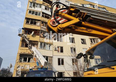 KHARKIV, UKRAINE - 31 JANVIER 2024 - Un immeuble résidentiel de grande hauteur endommagé par une attaque de drone russe, Kharkiv, au nord-est de l'Ukraine. Banque D'Images