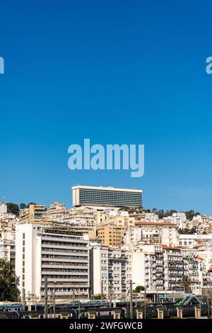 Vue panoramique sur l'hôtel El-Aurassi au sommet de la ville d'Alger. Banque D'Images