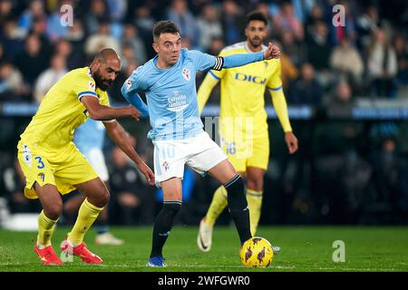 Fali de Cadiz CF rivalise pour le ballon avec Iago Aspas du RC Celta de Vigo lors du match de la Liga EA Sports entre le RC Celta de Vigo et Cadiz CF AT Banque D'Images