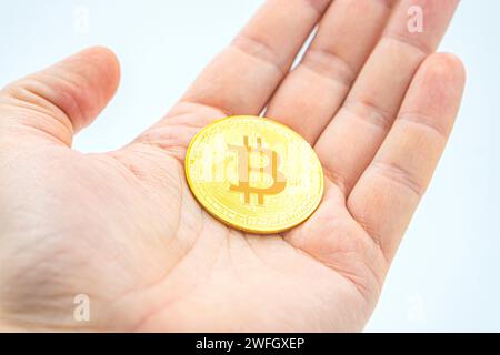 Ouvrez une poignée de bitcoins comme un concept d’ouverture aux nouvelles technologies et aux crypto-monnaies ainsi que d’investissement dans le minage et la réduction de moitié. Maintien Bi Banque D'Images