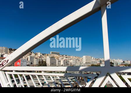 Vue panoramique sur l'hôtel El-Aurassi au sommet de la ville d'Alger. Banque D'Images