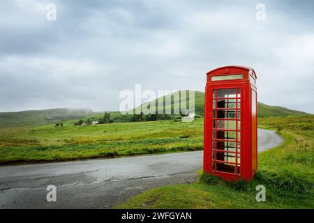 Cabine téléphonique solitaire sur l'île de Skye, Écosse, Royaume-Uni Banque D'Images