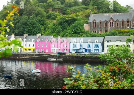 Maisons colorées dans le port de Portree, île de Skye, Écosse, Royaume-Uni Banque D'Images