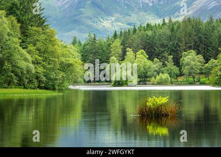 Paysage d'été de Lochan près de Glencoe dans les Highlands d'Écosse, au Royaume-Uni Banque D'Images