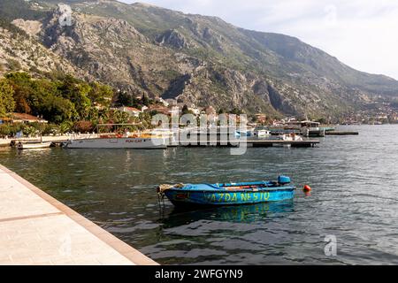 Kotor, Monténégro - 20 septembre 2023 : Paysage d'été avec bateaux amarrés, mer Adriatique et montagnes Banque D'Images