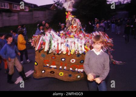 Minehead Hobby Horse Festival folklorique annuel local. L'Obby OSS danse dans les rues de Minehead dans la soirée, les premiers jours de mai, les enfants s'impliquent en essayant de ne pas se faire toucher par le Minehead Sailors Horse. Minehead, Somerset Angleterre Royaume-Uni. HOMER SYKES des années 1980 Banque D'Images