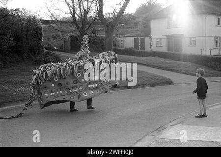 Minehead Hobby Horse, 1er mai à l'aube l'Obby OSS revenant de Whitecross, où il s'est incliné trois fois au soleil avant de revenir à Minehead. Petit garçon sort saluer les marins Obby Osse. Minehead, Somerset Angleterre Royaume-Uni. 1 mai 1971 HOMER SYKES Banque D'Images