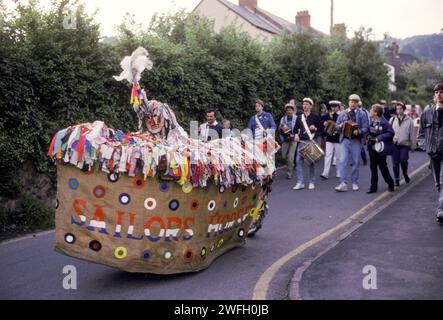 Minehead Hobby Horse Mai Day à l'aube marcher jusqu'à Whitecross où les marins traditionnels Obby OSS s'inclinent trois fois au soleil avant de marcher de retour à Minehead. Musiciand jouant le Minehead Hobby Horse Tune. Années 1980 Royaume-Uni. Minehead Somerset Angleterre HOMER SYKES Banque D'Images