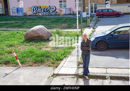 01 . 10 . 2023 , Berlin / Oberschöneweide : Fröhliche junge Frau steht auf einem Parkplatz . *** 01 10 2023 , Berlin Oberschöneweide jeune femme joyeuse debout dans un parking Banque D'Images