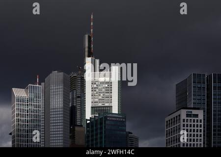 Commerzbank Tower dans la lumière devant des nuages dramatiquement sombres, la lumière et l'ombre dans le quartier bancaire, Allemagne, Hesse, Francfort-sur-le-main Banque D'Images