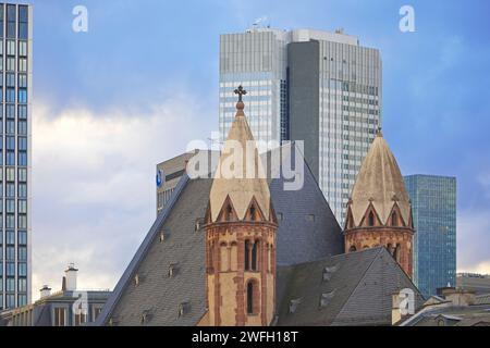 St. Leonhard, église catholique en face des gratte-ciel modernes, contraste architectural, Allemagne, Hesse, Francfort-sur-le-main Banque D'Images