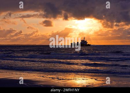 Mer au coucher du soleil avec le navire de ravitaillement offshore FARRA CLIONA, Allemagne, Basse-Saxe, Norderney Banque D'Images