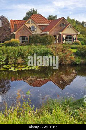 Maison directement sur le canal Grossefehn Ouest, Westgrossefehn, Allemagne, Basse-Saxe, Frise orientale, Grossefehn Banque D'Images