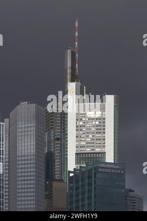 Commerzbank Tower dans la lumière devant des nuages dramatiquement sombres, la lumière et l'ombre dans le quartier bancaire, Allemagne, Hesse, Francfort-sur-le-main Banque D'Images