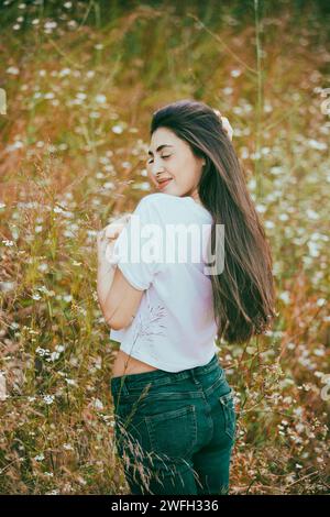 Happy young woman outdoors Banque D'Images