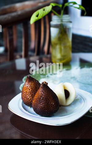 Fruit de serpent sur une assiette Banque D'Images