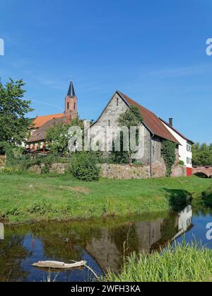 Village de Gräfendorf à la rivière Schondra dans la vallée de Saale franconie, Basse-franconie, Bavière, Allemagne Banque D'Images