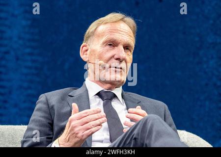 Conférence SPOBIS 2024 Hans Joachim Watzke Geschäftsführer von Borussia Dortmund spricht während der Podiumsrunde auf dem Sportbusiness Kongress SpoBis am 31.01.24 im CCH Congress Center Hamburg. Hamburg CCH Congress Center Hamburg Deutschland *** SPOBIS Conference 2024 Hans Joachim Watzke Managing Director of Borussia Dortmund prend la parole lors de la table ronde lors de la conférence SpoBis Sports Business Conference le 31 01 24 au CCH Congress Center Hambourg Hambourg Centre de Congrès CCH Hambourg Allemagne Copyright : xThomasxHaeslerx Banque D'Images