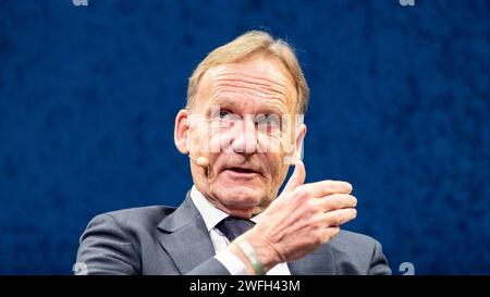 Conférence SPOBIS 2024 Hans Joachim Watzke Geschäftsführer von Borussia Dortmund spricht während der Podiumsrunde auf dem Sportbusiness Kongress SpoBis am 31.01.24 im CCH Congress Center Hamburg. Hamburg CCH Congress Center Hamburg Deutschland *** SPOBIS Conference 2024 Hans Joachim Watzke Managing Director of Borussia Dortmund prend la parole lors de la table ronde lors de la conférence SpoBis Sports Business Conference le 31 01 24 au CCH Congress Center Hambourg Hambourg Centre de Congrès CCH Hambourg Allemagne Copyright : xThomasxHaeslerx Banque D'Images