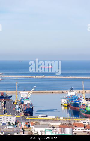 Vue panoramique du port d'Alger. Navires pétroliers sur la jetée. Allgeria. Banque D'Images