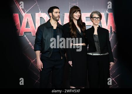 (De gauche à droite) Tahar Rahim, Dakota Johnson et SJ Clarkson lors du photocall du nouveau film Marvel Madame Web au Claridge's Ballroom, Londres. Date de la photo : mercredi 31 janvier 2024. Banque D'Images