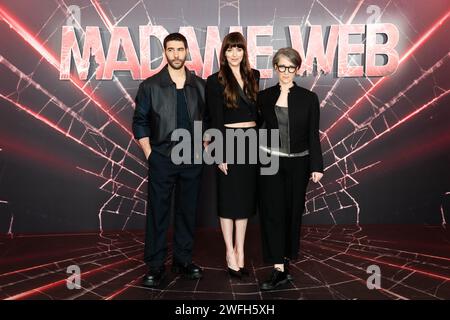 (De gauche à droite) Tahar Rahim, Dakota Johnson et SJ Clarkson lors du photocall du nouveau film Marvel Madame Web au Claridge's Ballroom, Londres. Date de la photo : mercredi 31 janvier 2024. Banque D'Images