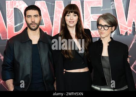 (De gauche à droite) Tahar Rahim, Dakota Johnson et SJ Clarkson lors du photocall du nouveau film Marvel Madame Web au Claridge's Ballroom, Londres. Date de la photo : mercredi 31 janvier 2024. Banque D'Images