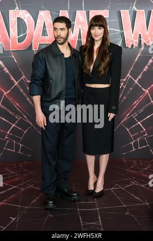 Tahar Rahim (à gauche) et Dakota Johnson pendant le photocall du nouveau film Marvel Madame Web au Claridge's Ballroom, Londres. Date de la photo : mercredi 31 janvier 2024. Banque D'Images