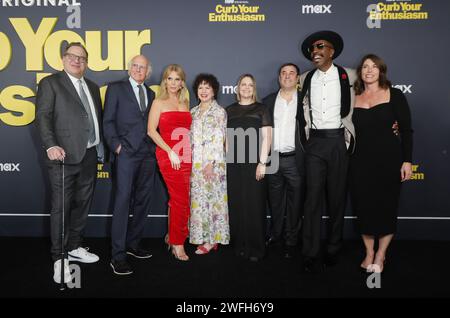 Los Angeles, Californie. 30 janvier 2024. Jeff Garlin, Larry David, Cheryl Hines, Susie Essman, Amy Gravitt, Jeff Schaffer, J. B. Smoove, Laura Streicher à la saison 12 de la chaîne HBO première de Curb Your Enthusiasm le 30 janvier 2024 au DGA Theater Complex à Los Angeles, Californie crédit : Faye Sadou/Media Punch/Alamy Live News Banque D'Images