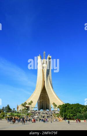 Une foule de gens sur la place Maqam Echahid Monument en vacances dans la ville d'Alger. Banque D'Images