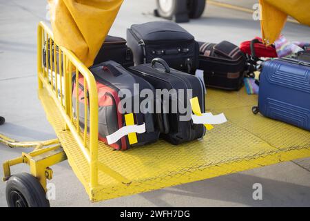 les bagages des passagers attendent sur le chariot de l'aéroport Banque D'Images