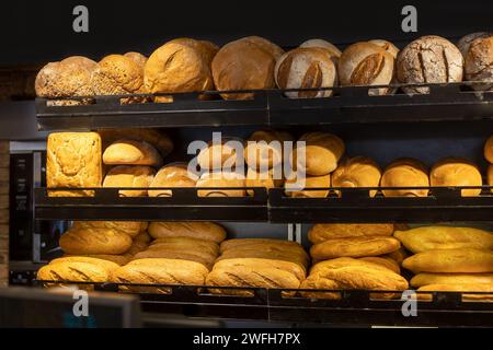 différents types de pain exposés dans la boulangerie Banque D'Images