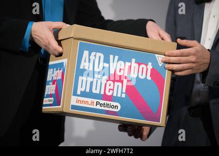 Berlin, Allemagne. 31 janvier 2024. Thomas Laschyk (à droite), rédacteur en chef et directeur général du blog 'Volksverpetzer', remet les signatures de la pétition 'Check AfD ban!' Au président du Bundesrat, Manuela Schwesig (SPD), ministre-président du Mecklembourg-Poméranie occidentale. Environ 800 000 personnes ont signé la pétition sur la plateforme de pétition innn.it depuis son lancement le 14 août 2023. Crédit : Sebastian Christoph Gollnow/dpa/Alamy Live News Banque D'Images