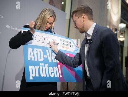 Berlin, Allemagne. 31 janvier 2024. Thomas Laschyk (à droite), rédacteur en chef et directeur général du blog 'Volksverpetzer', écrit le nombre actuel de signatures sur une pancarte avant de remettre la pétition 'Check AfD ban!' Au président du Conseil fédéral Schwesig. Environ 800 000 personnes ont signé la pétition sur la plateforme de pétition innn.it depuis son lancement le 14 août 2023. Crédit : Sebastian Christoph Gollnow/dpa/Alamy Live News Banque D'Images