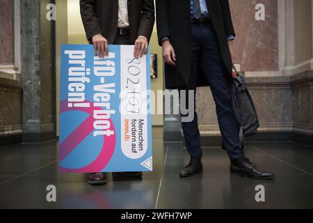 Berlin, Allemagne. 31 janvier 2024. Gregor Hackmack (l), directeur général de la plateforme de pétition innn.it, tient une pancarte avec le nombre actuel de signatures avant de remettre le "Check AfD ban!" Pétition adressée au président du Conseil fédéral Schwesig. Environ 800 000 personnes ont signé la pétition sur la plateforme de pétition innn.it depuis son lancement le 14 août 2023. Crédit : Sebastian Christoph Gollnow/dpa/Alamy Live News Banque D'Images