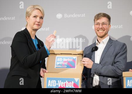 Berlin, Allemagne. 31 janvier 2024. Thomas Laschyk (à droite), rédacteur en chef et directeur général du blog 'Volksverpetzer', remet les signatures de la pétition 'Check AfD ban!' Au président du Bundesrat, Manuela Schwesig (SPD), ministre-président du Mecklembourg-Poméranie occidentale. Environ 800 000 personnes ont signé la pétition sur la plateforme de pétition innn.it depuis son lancement le 14 août 2023. Crédit : Sebastian Christoph Gollnow/dpa/Alamy Live News Banque D'Images