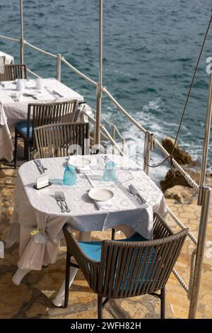 réglage de table au restaurant sur la plage Banque D'Images